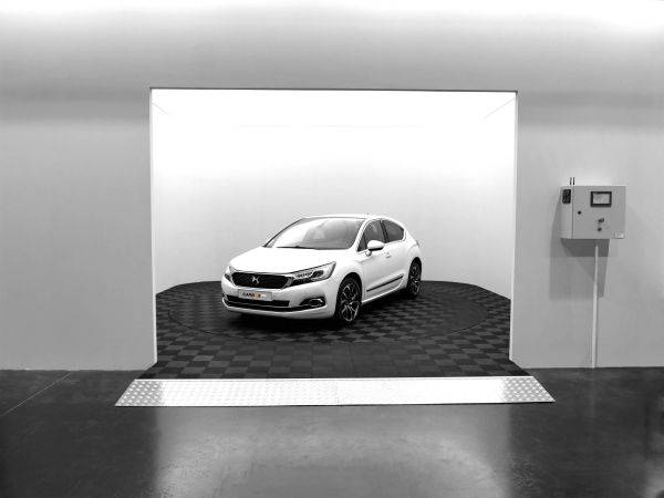 Studio photo pour véhicules avec plateau rotatif et cabine personnalisable à Bordeaux 33